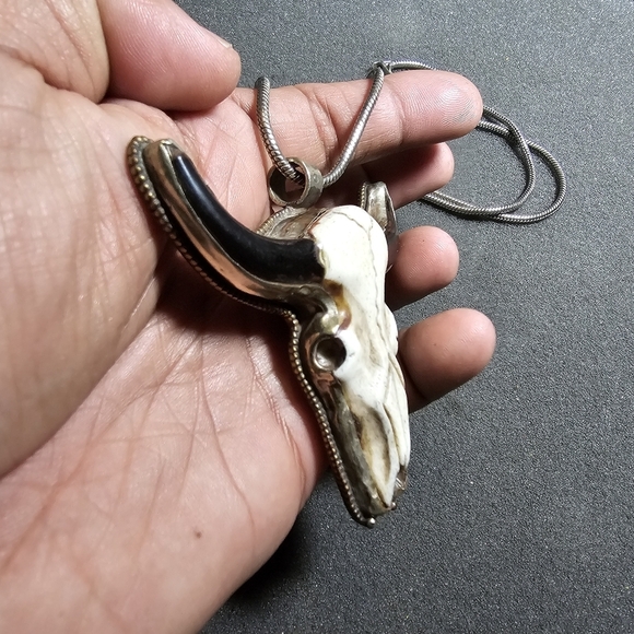 Hand Carved White Bull Head Skull Black Horn Pendant with Floral Back necklace o - Picture 5 of 11